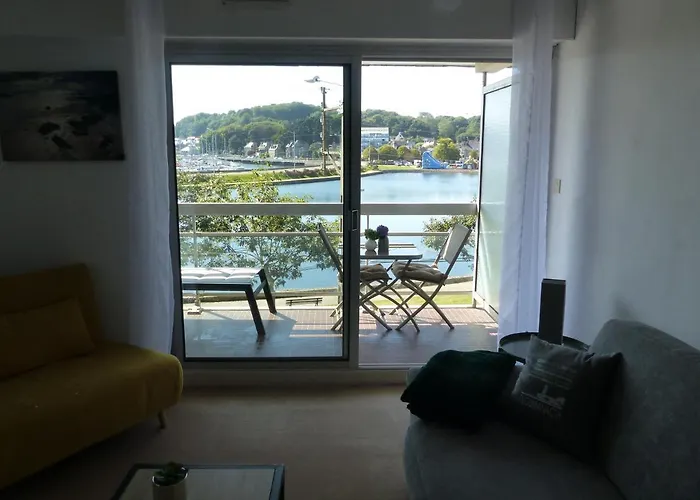 studio exposé plein sud vu sur le port de plaisance